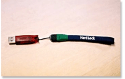 Hard LockのUSBキー。キーを挿入し、パスワード入力するだけで安全性が確保される。