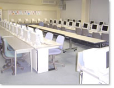 40台のパソコンが設置されている教室。 生徒達はここで作品作りや調べ学習に夢中になる