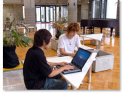 キャンパスのあちこちで学生たちがeラーニングを活用する姿が見られる。パソコンを所有している学生は無線LANによって場所を選ばずにアクセスすることができる。