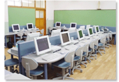 23台のパソコンが稼働し、放課後も解放されている。学習利用時は優先貸出も行う