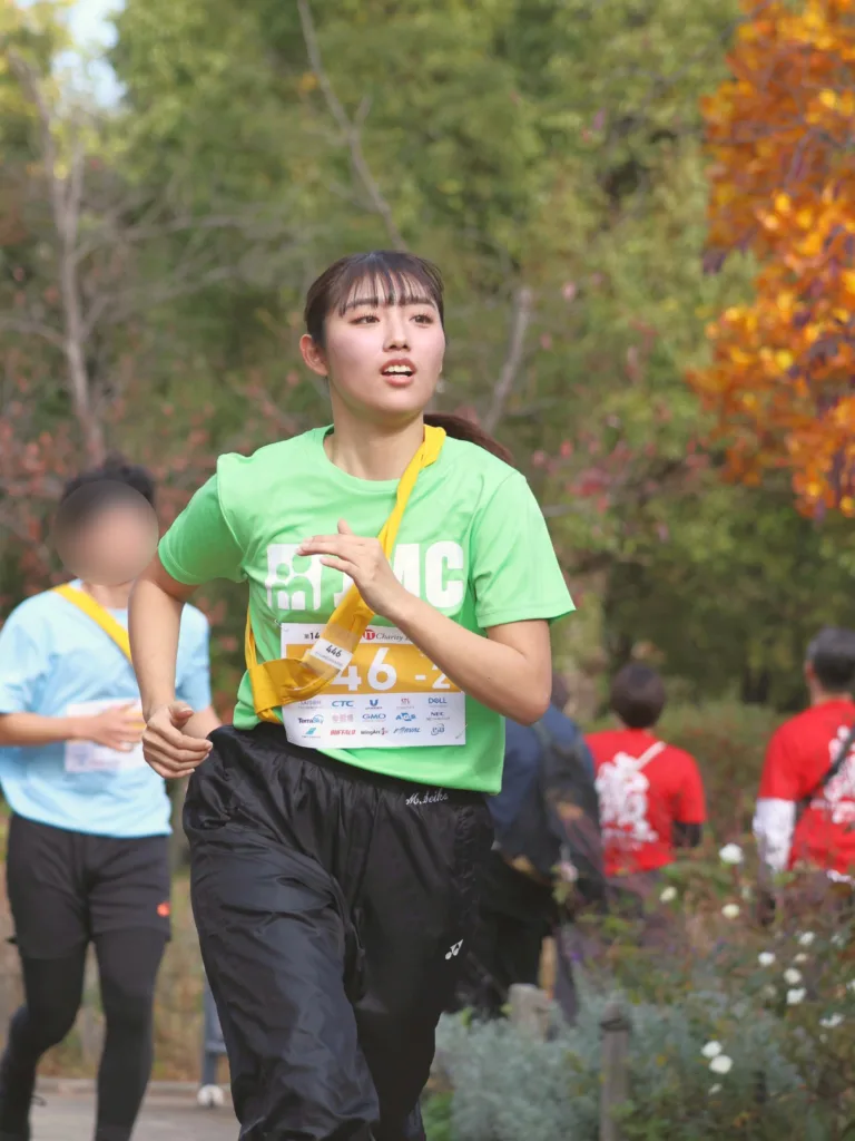 NIPPON IT チャリティ駅伝で走る女性ランナー