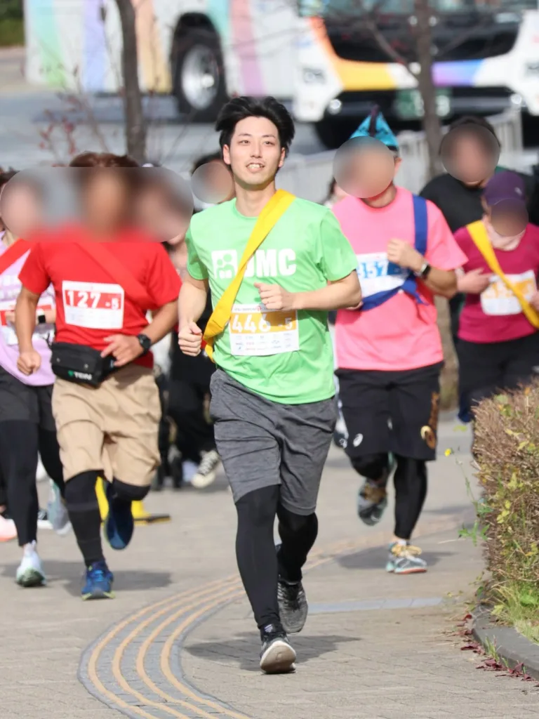 NIPPON IT チャリティ駅伝で走る男性ランナー